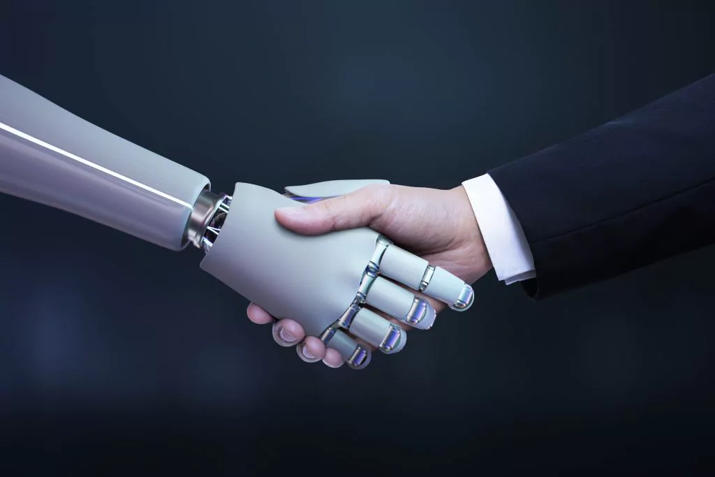 Roboter und Menschenhand