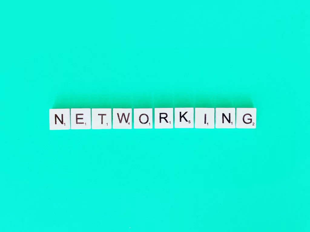 Networking im Blockbuchstaben auf türkisem Hintergrund