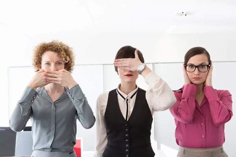 Drei Frauen halten sich Mund zu, Augen zu, Ohren zu