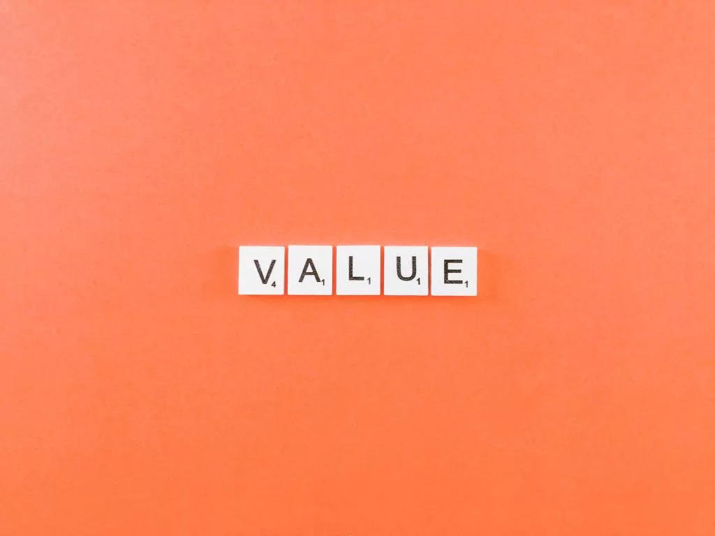 Value in Blockbuchstaben auf orangem Hintergrund