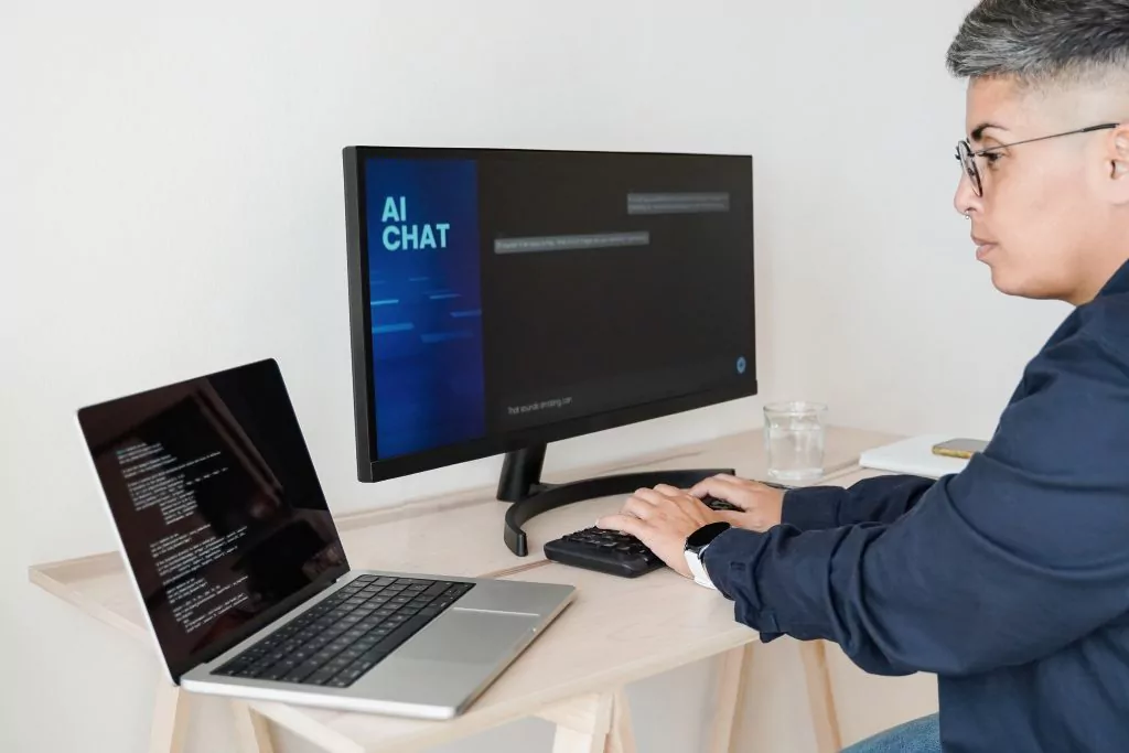 Mann im Anzug sitzt bei einem AI Chat