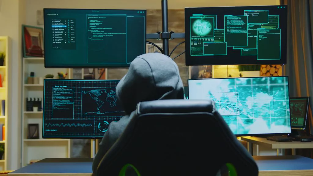 Hacker der vor einem Computer sitzt