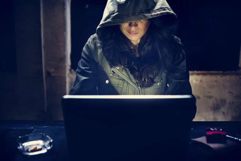 Hacker der vor einem Computer sitzt