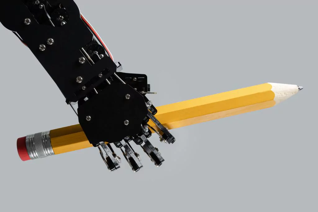 Roboterhand in schwarz hält einen gelben Bleistift