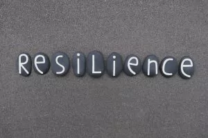 grauer Hintergrund mit den Worten Resilience