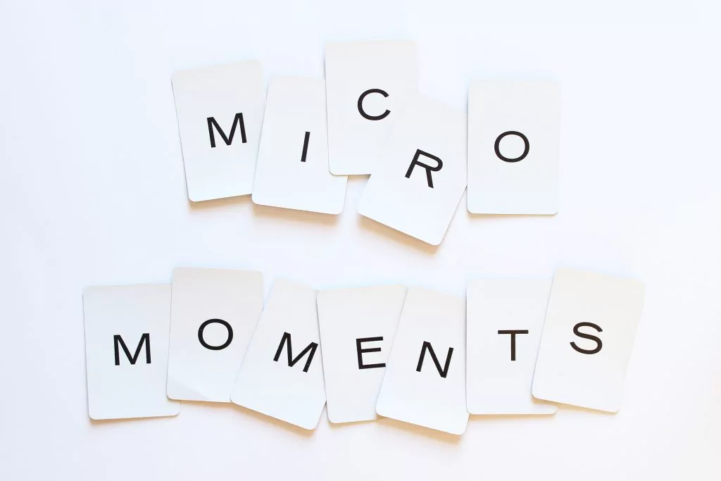 Weiße Karten mit Micro Moments